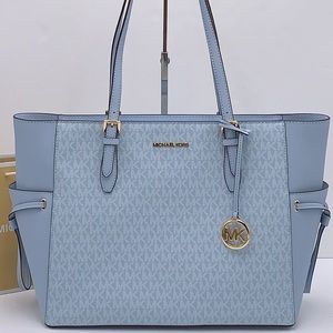 MICHAEL KORS GILLY LARGE DRAWSTRING TRAVEL TOTE SIGNATURE Pale Ocean